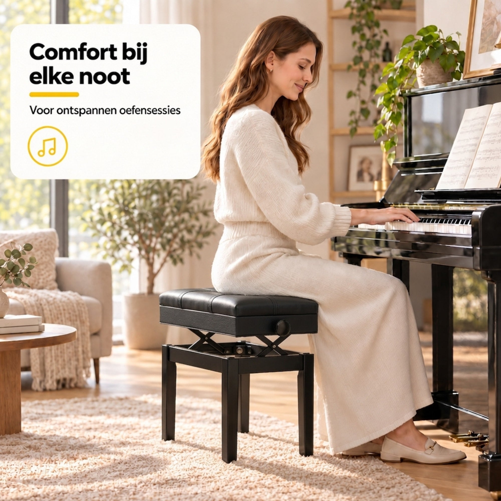 Zwarte pianokruk verstelbaar met opbergruimte en comfortabel design met vrouw aan piano in sfeervolle woonkamer