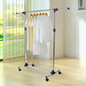 Stevig RVS Kledingrek met Wielen – Verrijdbaar en in Hoogte Verstelbaar met verstelbare stang en wieltjes in lichte kamer.