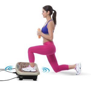 Fitness Trilplaat met 99 Niveaus en Afstandsbediening – Voor Thuisgebruik, vrouw doet oefeningen met dumbbell en trilplaat