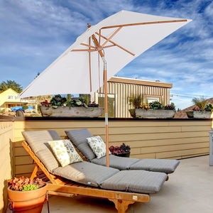 Rechthoekige luxe balkonparasol 200 x 150 cm creme met knikbaar en UV-bescherming op terras met ligstoelen