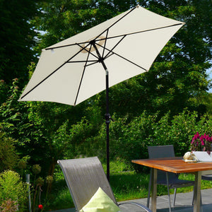 Crèmekleurige knikbare balkonparasol 270 cm – met handslingerbediening in een tuinomgeving voor schaduw en comfort
