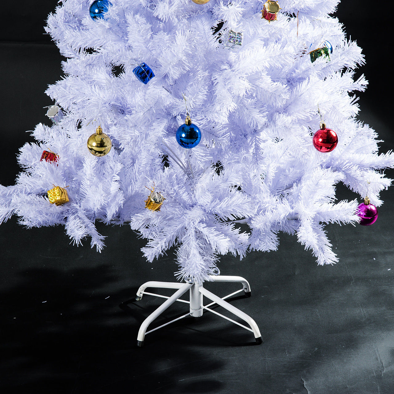 Witte kunstkerstboom 150 cm met kerstballen en 680 tips