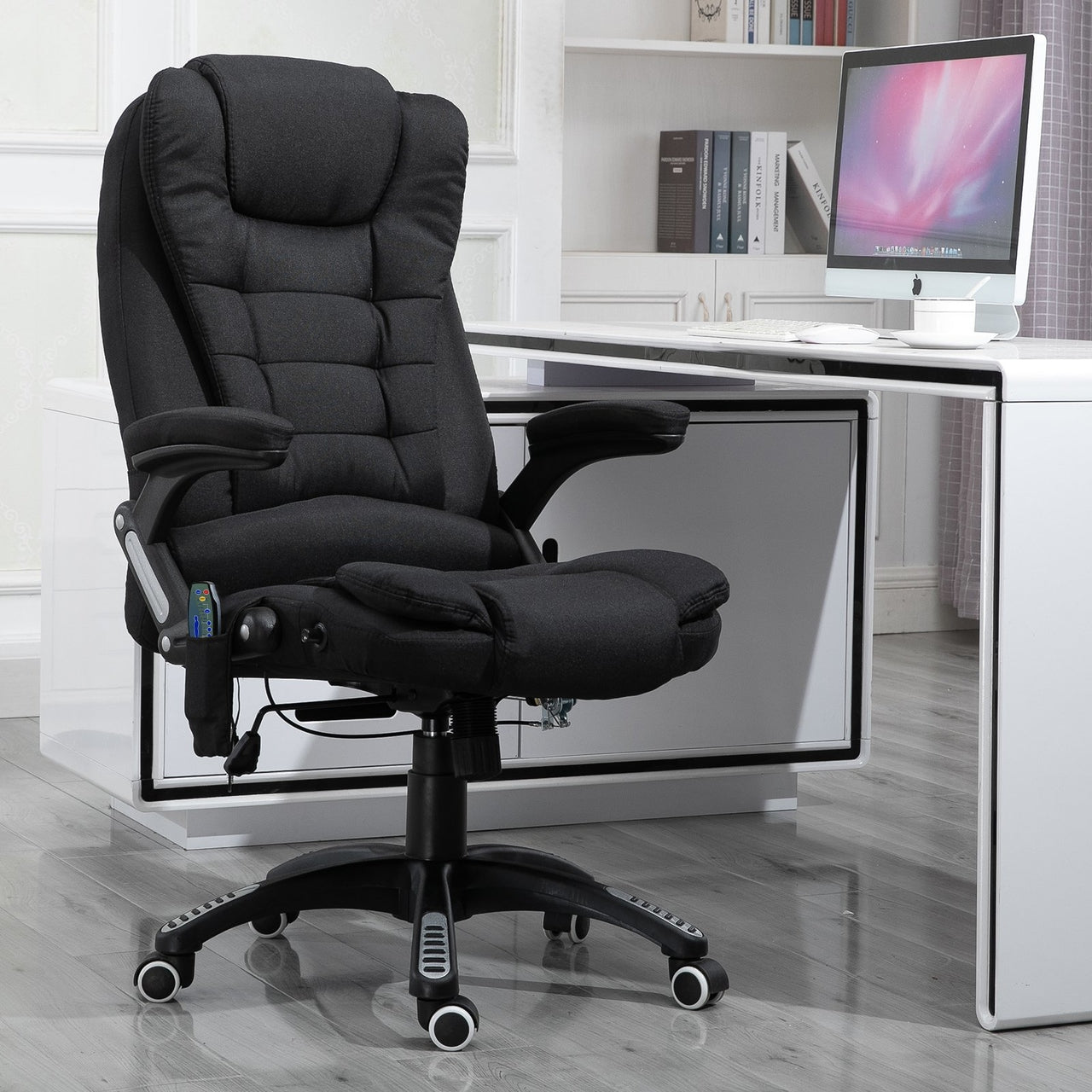 Zwarte bureaustoel met massagefunctie en ergonomisch design