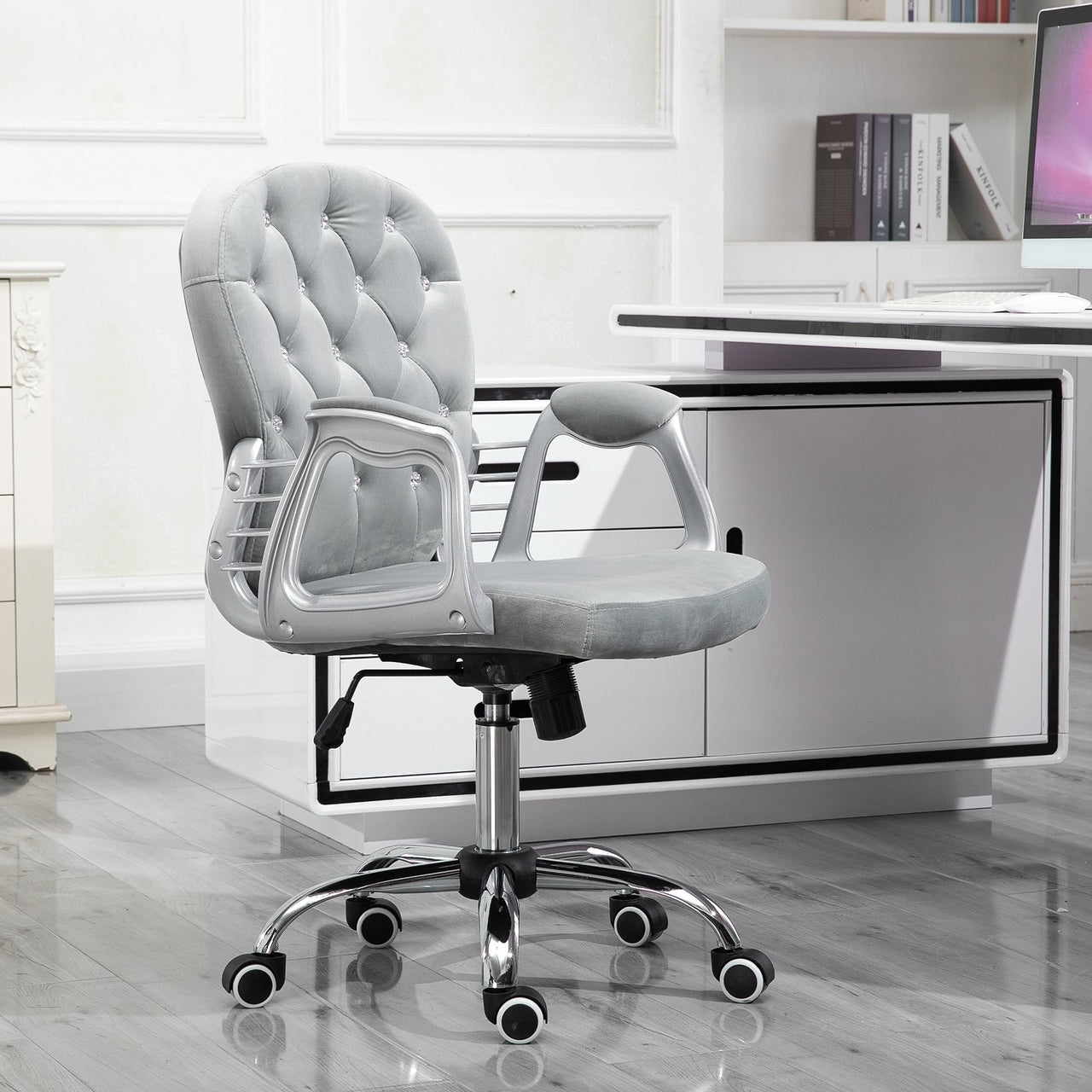 Comfortabele grijze bureaustoel met klassiek design