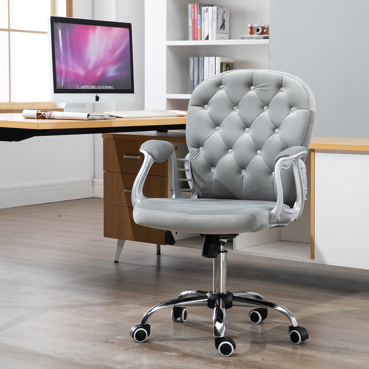 Comfortabele grijze bureaustoel met klassiek design
