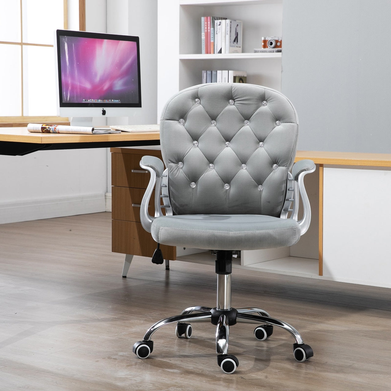 Comfortabele grijze bureaustoel met klassiek design