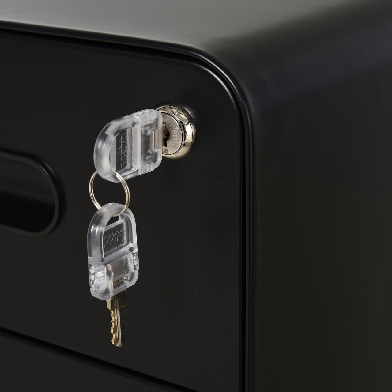 Zwart stalen ladeblok met 3 lades, slot en wielen – compact en veilig