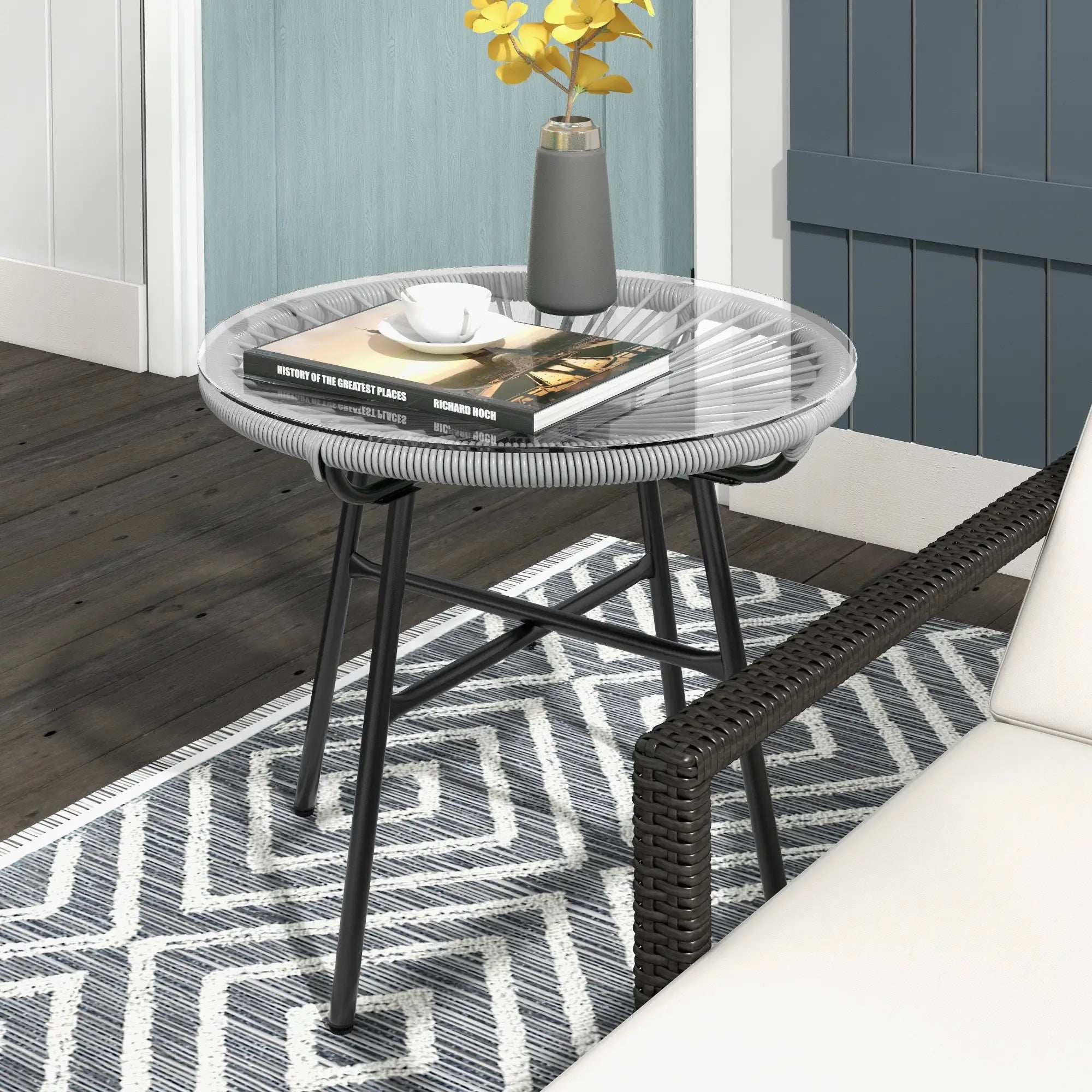 Ronde boho tuintafel grijs – 50×50×50 cm bijzettafel voor buiten met grijs PE rotan vlechtwerk, glazen blad en stevig zwart metalen frame, ideaal voor terras en tuin.