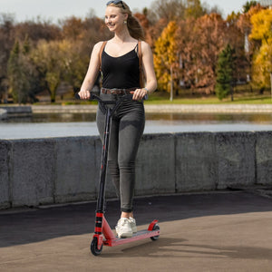 Step stuntstep zwart rood geschikt voor kinderen met 10 cm rubberen banden en antislip dek voor veilige stunts