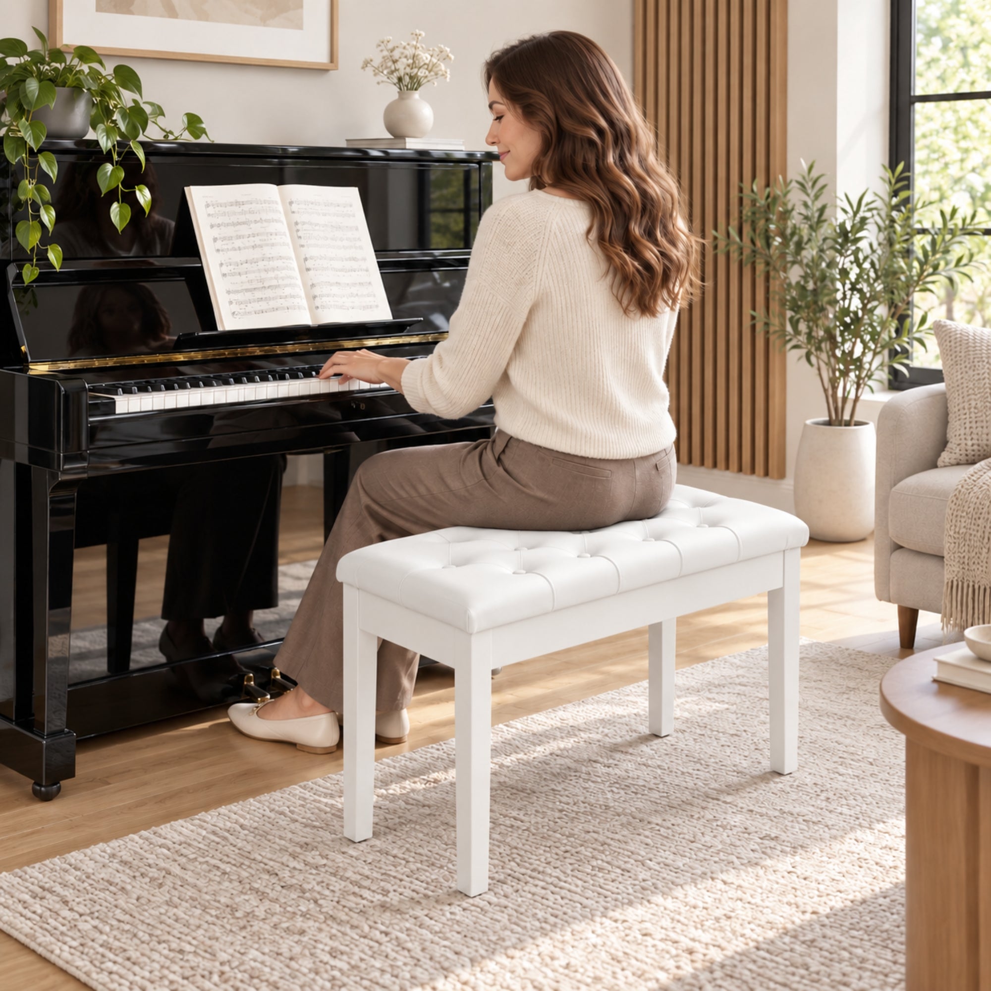 Klassieke witte pianokruk met opbergruimte – stijlvol en praktisch waarop een vrouw piano speelt