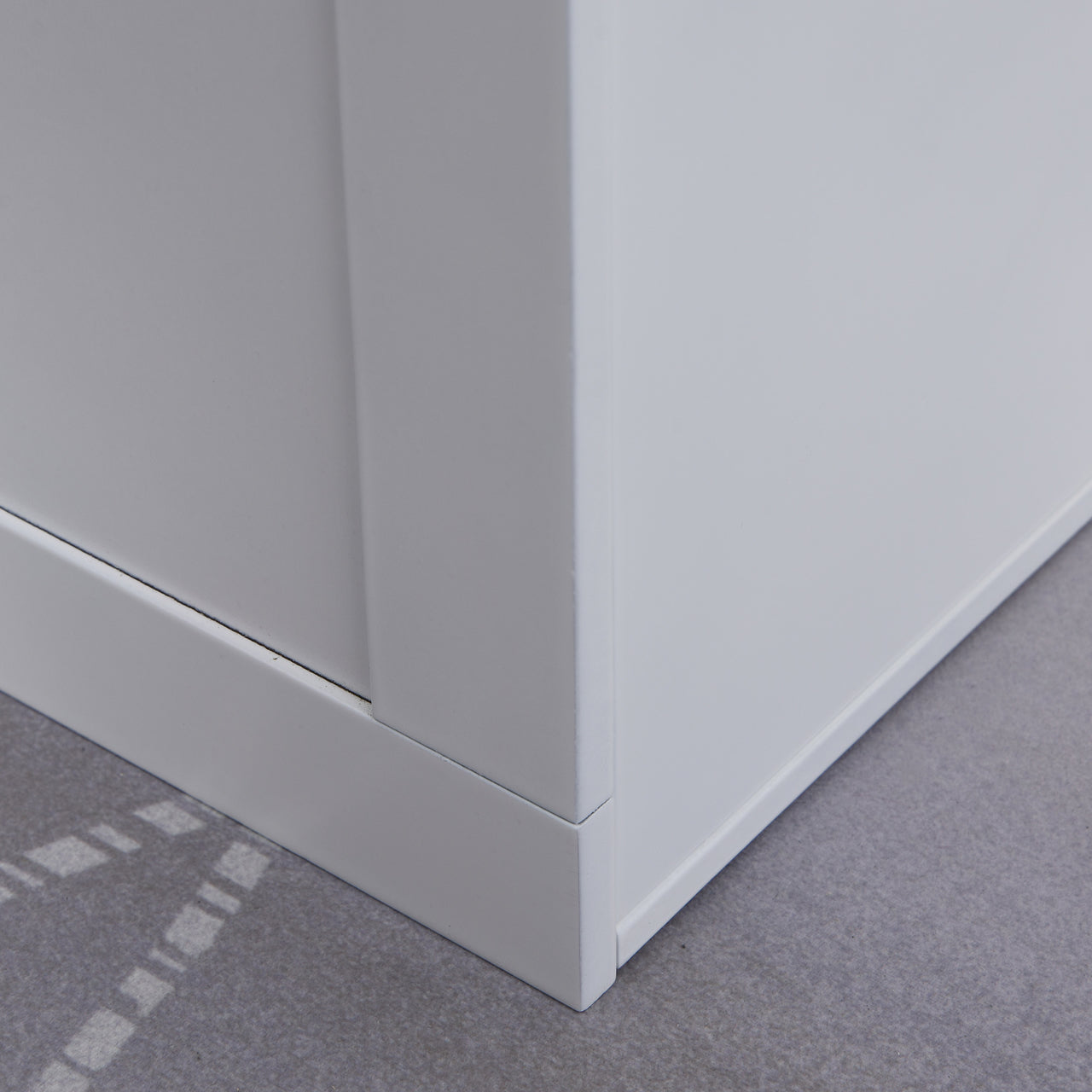 Verhoogde witte voerbak van MDF en RVS – ergonomisch en hygiënisch voor hond of kat