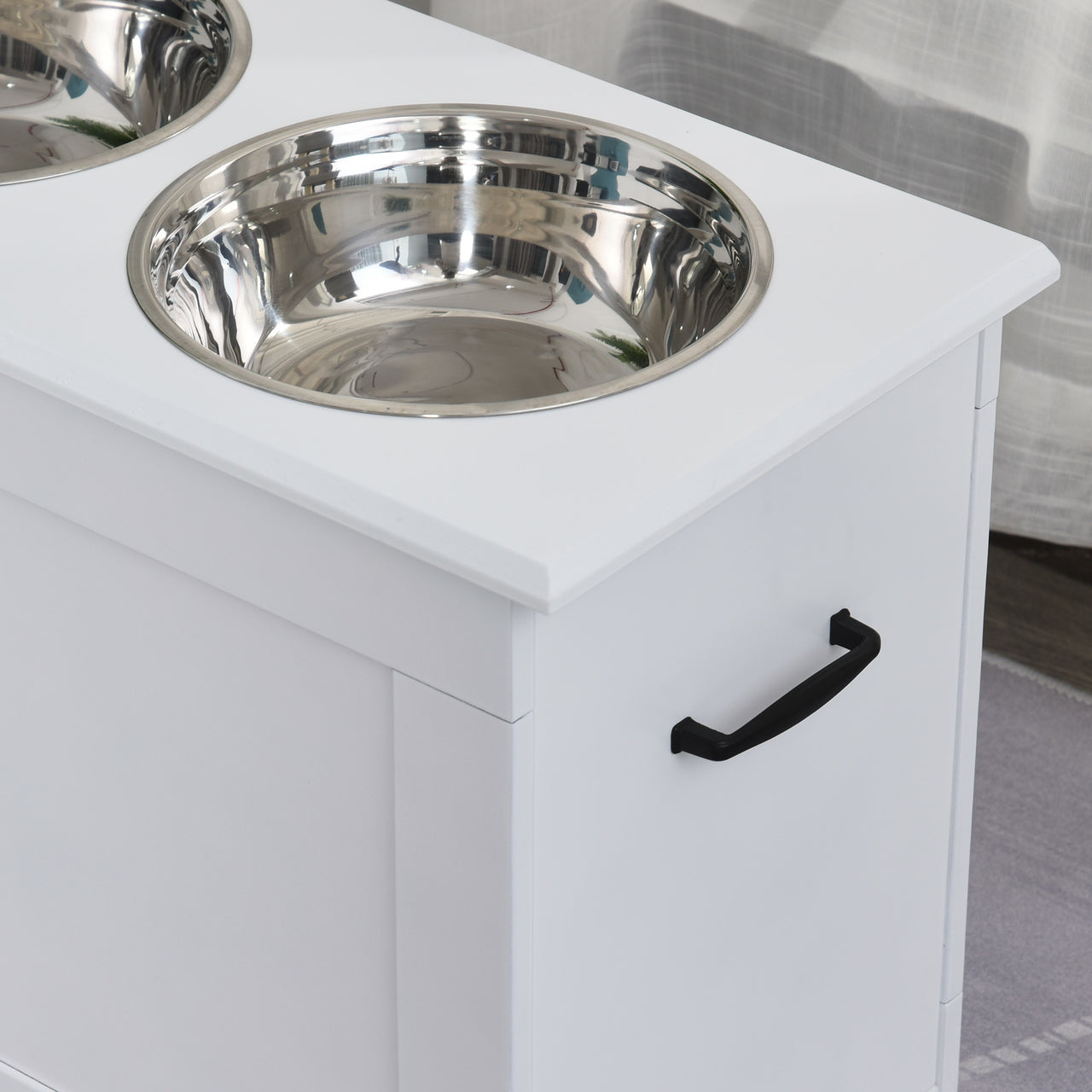 Verhoogde witte voerbak van MDF en RVS – ergonomisch en hygiënisch voor hond of kat