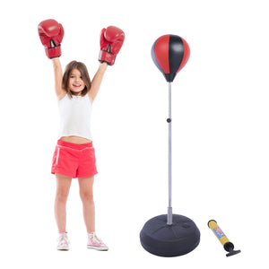 Kind met bokshandschoenen naast rode zwarte boksbal set met pomp en bokshandschoenen rood-zwart voor complete bokstraining thuis