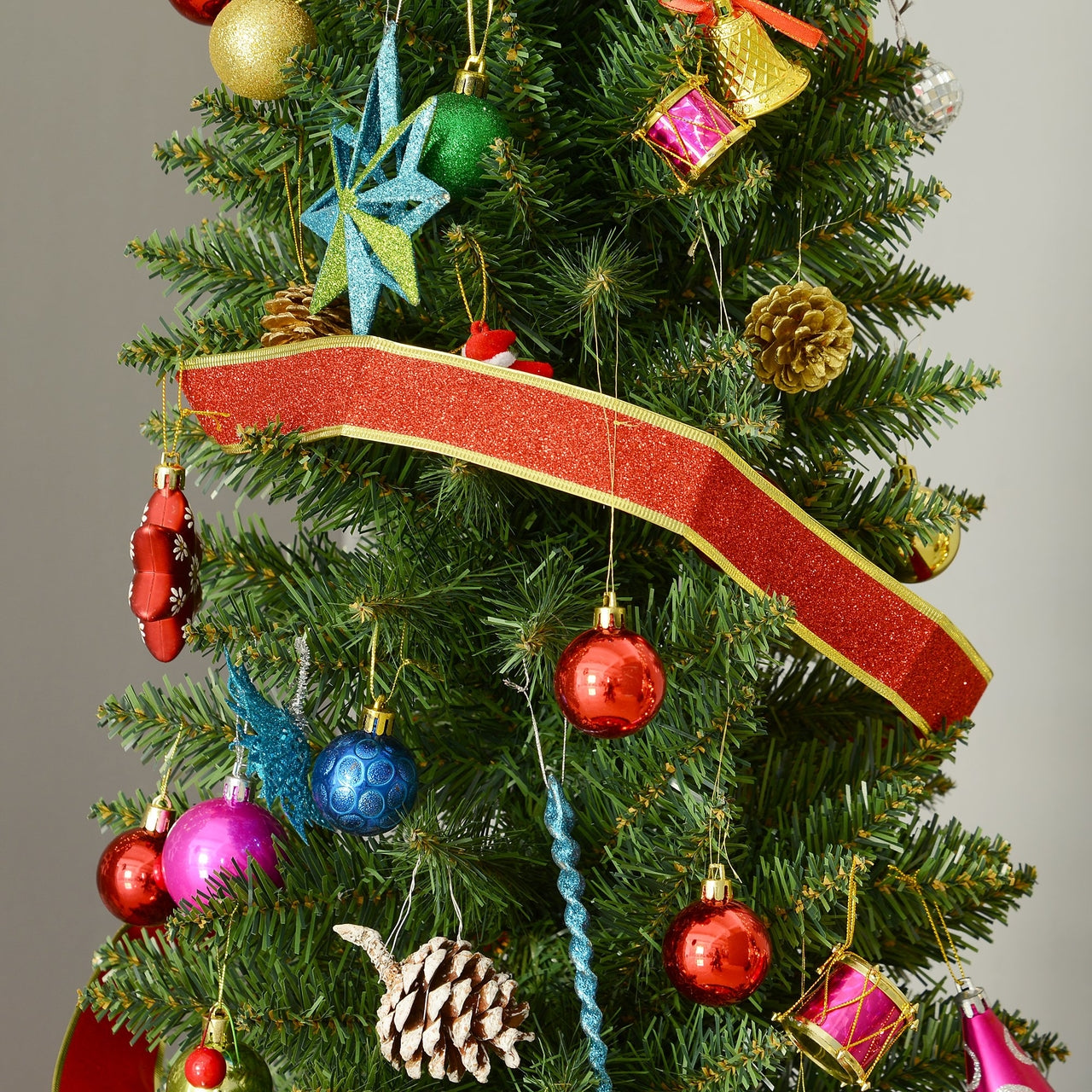Smalle kunstkerstboom 210 cm – perfect voor kleine ruimtes