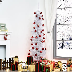 Smalle witte kunstkerstboom 180 cm voor smalle ruimtes met rode kerstballen en sfeervolle kerstcadeaus eronder