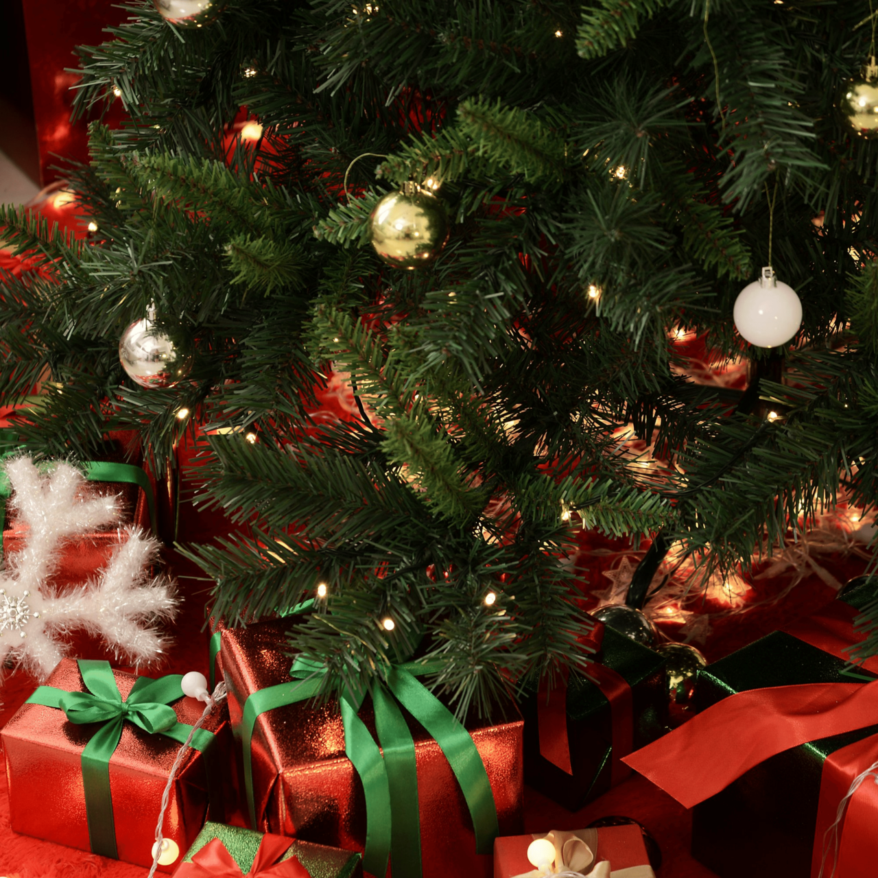 Kunstkerstboom 180 cm met 200 LED verlichting en kerstballen