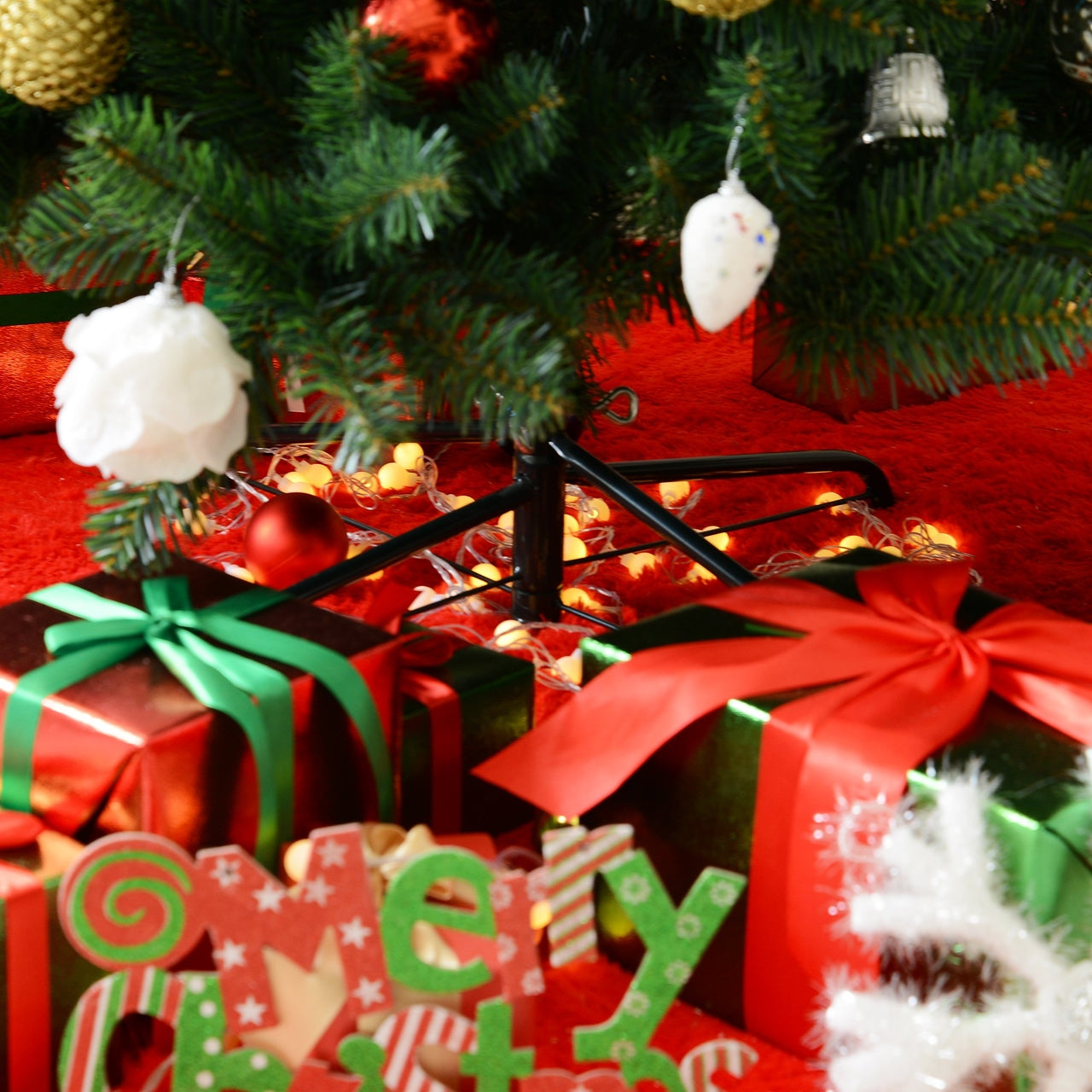 Smalle kunstkerstboom 210 cm groen voor compacte ruimtes met volle kerstuitstraling