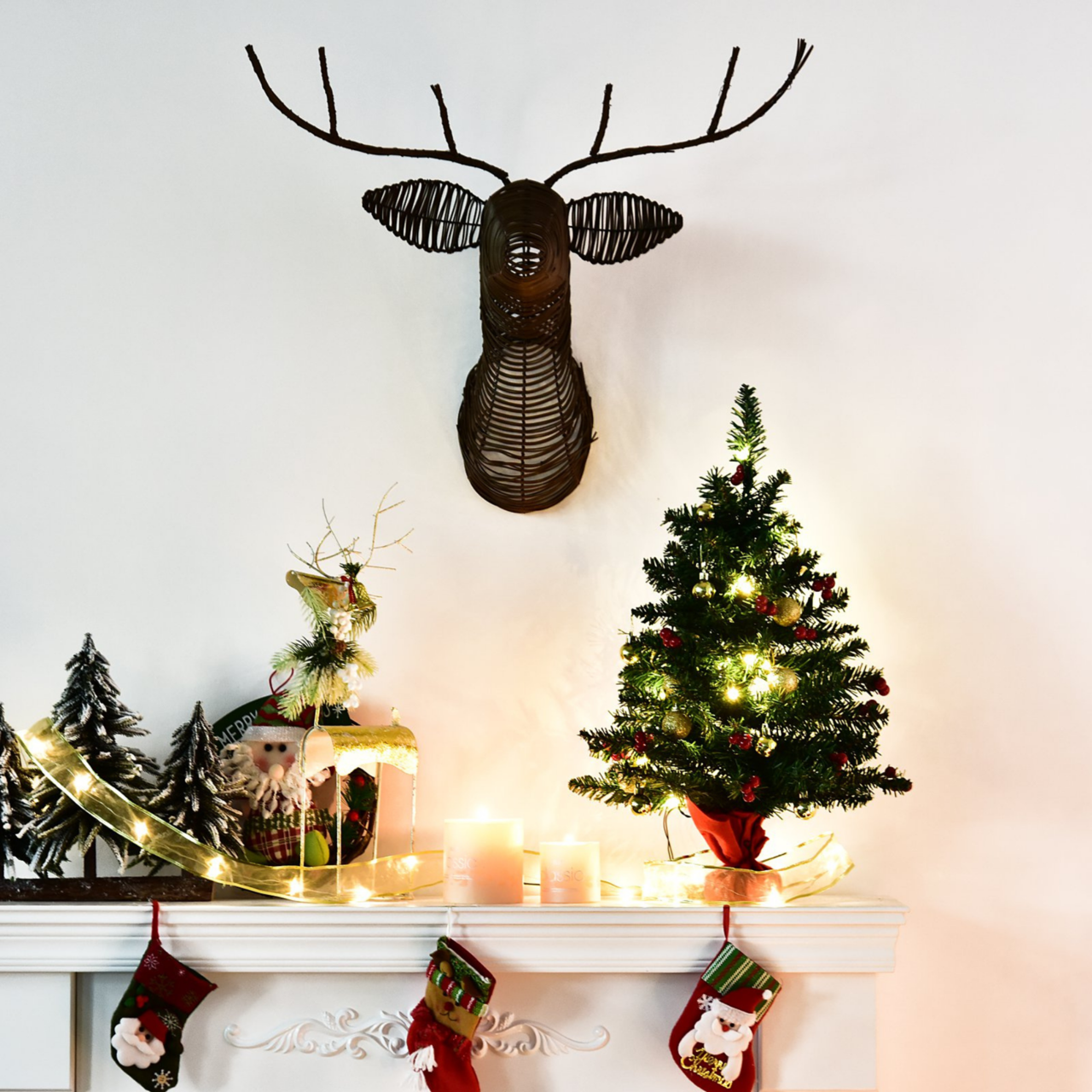 Compacte kunstkerstboom 60 cm met LED-verlichting en kerstballen voor directe kerstsfeer
