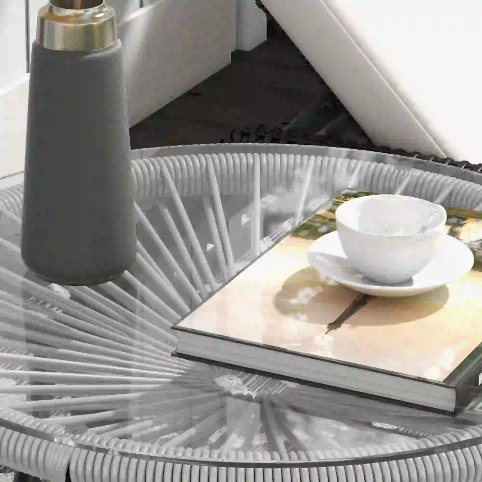Ronde boho tuintafel grijs – 50×50×50 cm bijzettafel voor buiten met grijs PE rotan vlechtwerk en glazen blad, geschikt voor tuin en terras.
