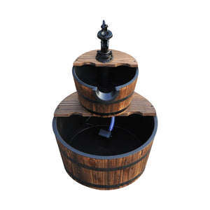 Bruin houten fontein met pomp – rustiek waterornament voor een sfeervolle tuinbeleving met twee houten vaten en watercirculatie.