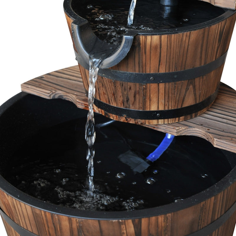 Bruin houten fontein met pomp – rustiek waterornament voor een sfeervolle tuinbeleving
