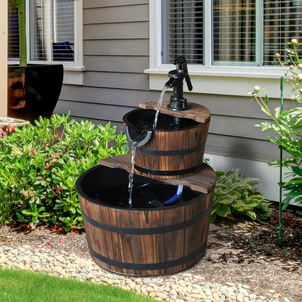 Bruin houten fontein met pomp – rustiek waterornament voor een sfeervolle tuinbeleving
