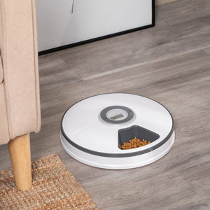 Automatische voerbak wit met timer en display voor 6 maaltijden met stijlvolle ronde vorm en antisliprand op houten vloer