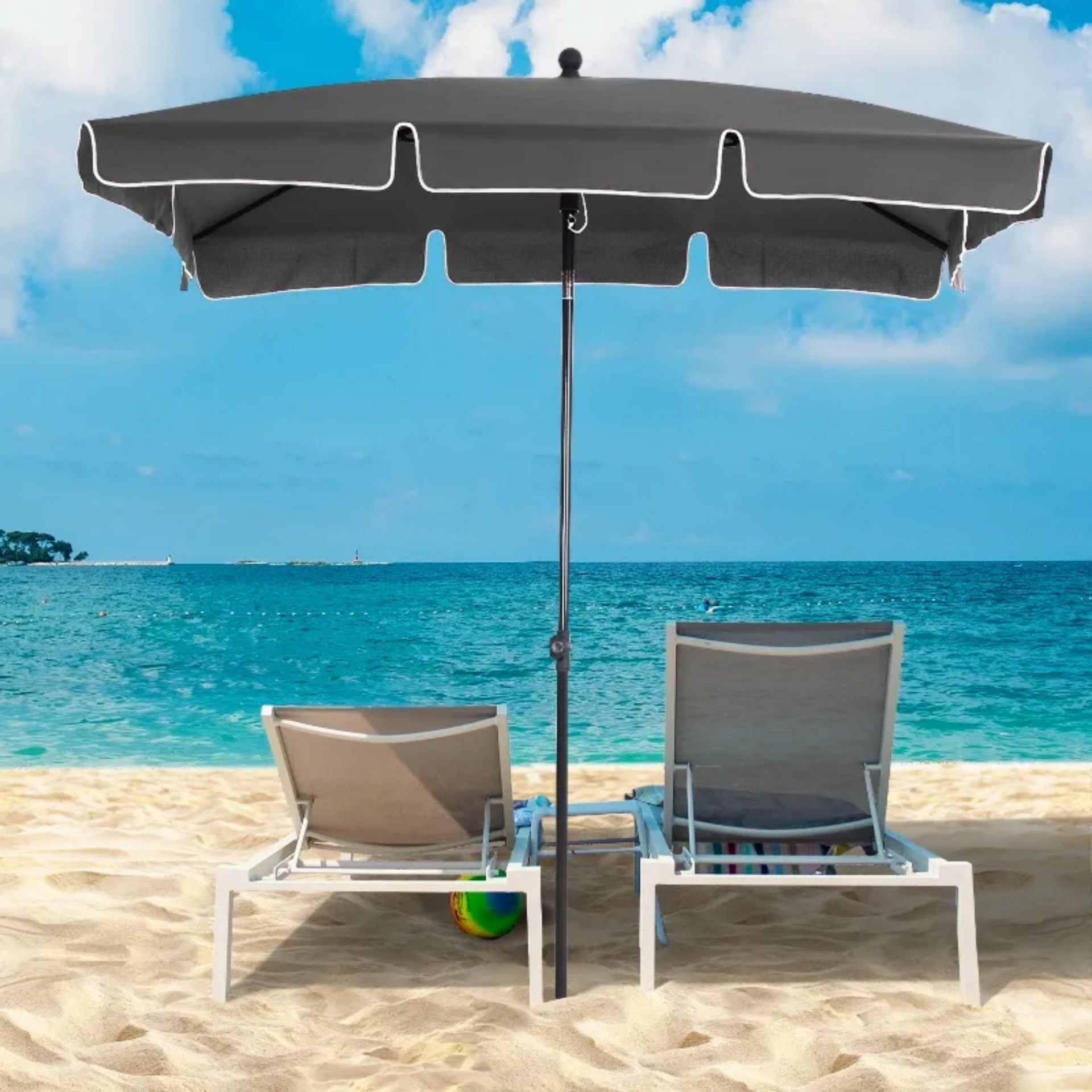 Grijze balkonparasol 200x125 cm met knikfunctie voor optimale zonwering op strand met ligstoelen en blauwe lucht