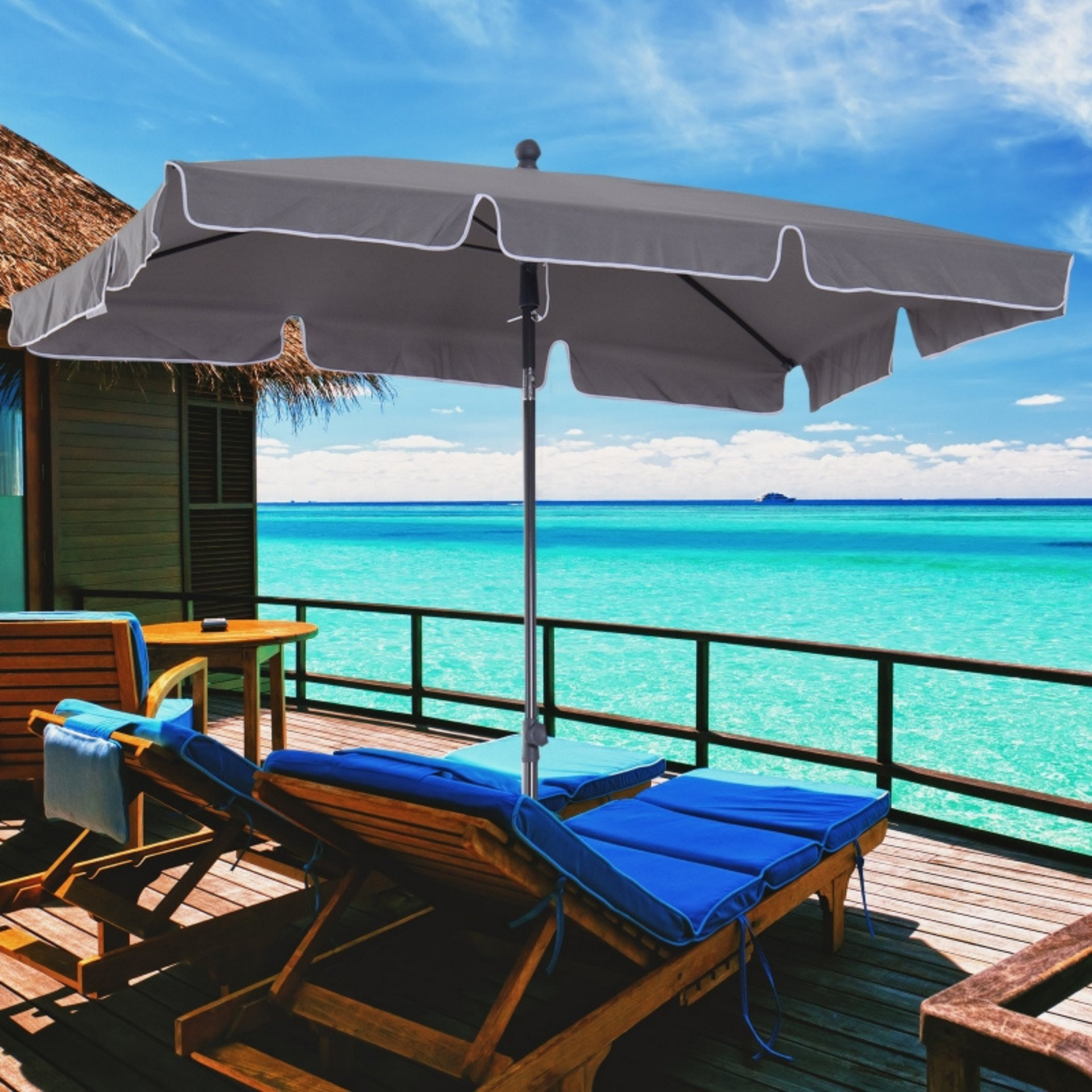 Grijze balkonparasol 200x125 cm met knikfunctie voor optimale zonwering op terras met ligstoelen en zeezicht