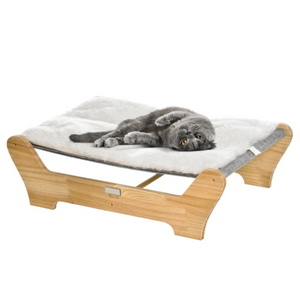 Houten kattenhangmat 68x43x20 cm – verhoogd comfort met pluche kussen en stevig grenenhouten frame met kat liggend