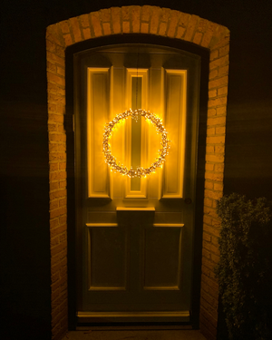 Verlichte kerstkrans Ø59 cm met 500 LED's – warme sfeer op donkere voordeur met energiezuinige verlichting binnen en buiten