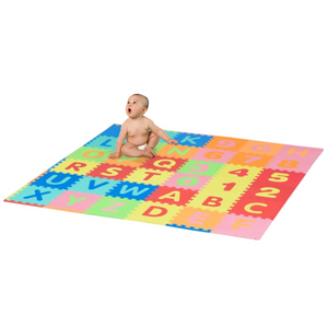 Baby zittend op 36-delige XXL puzzelmat speelmat 182,5x182,5 cm – zacht en veilig speelplezier met letters en cijfers