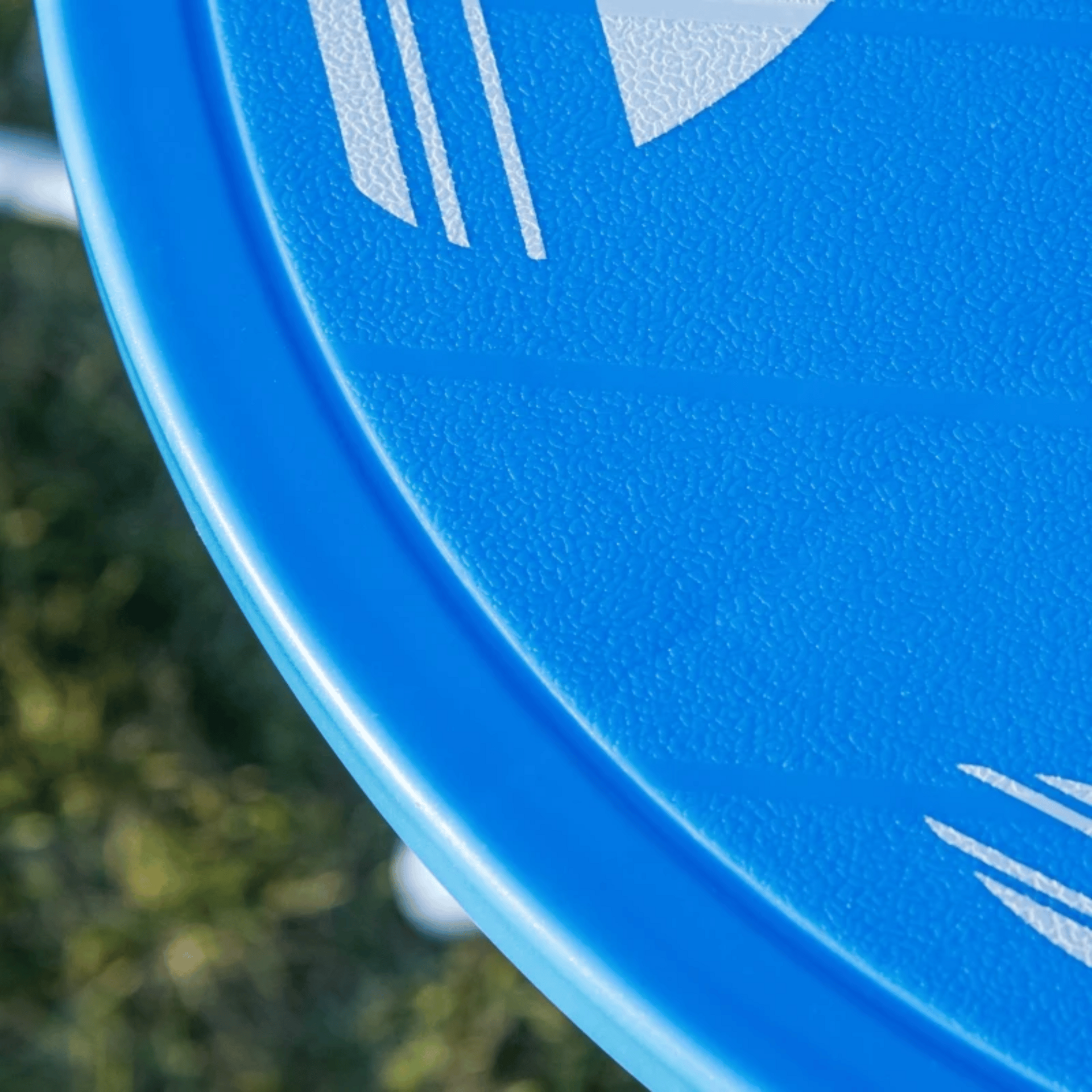 Blauwe kinder picknicktafel met parasol voor tuin en speelplezier buiten