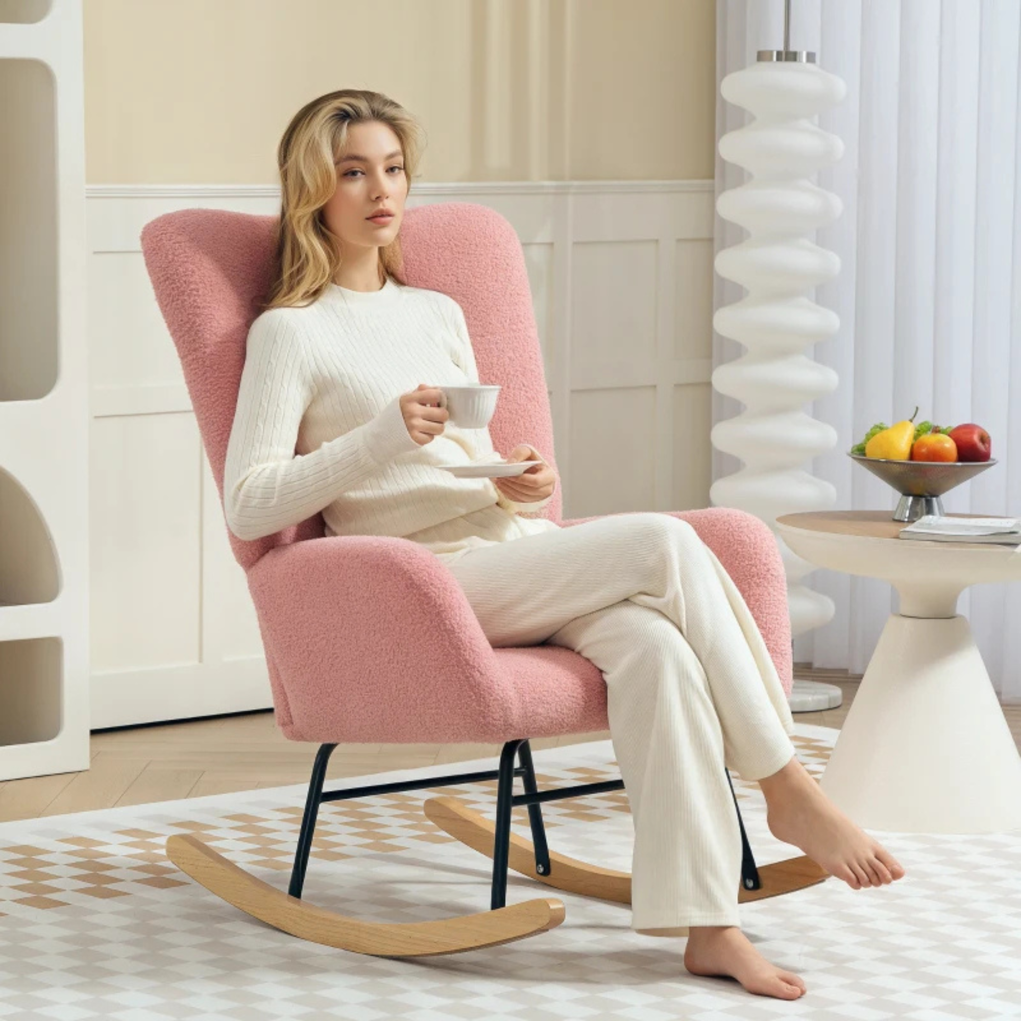 Comfortabele roze schommelstoel voor woonkamer of slaapkamer – zachte stof en modern design voor ultiem relaxen.