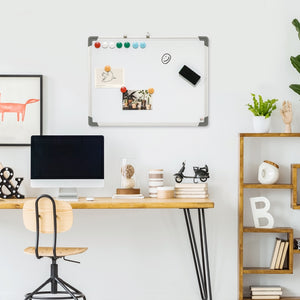 Magnetisch memobord whiteboard met aluminium frame – 60x45 cm aan muur boven modern bureau in lichte werkruimte
