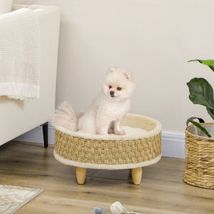 Verhoogde hondenmand kattenmand met wasbaar kussen beige Ø48×24,5 cm met kleine witte hond in lichte woonruimte