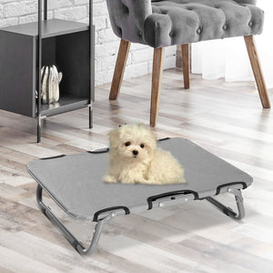 Opvouwbare hondenstretcher hondenbed met ademende stof – grijs – 59×46×15 cm met klein wit hondje erop