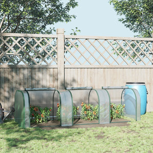Broeikas 295x100x80 cm groen met ritssluiting en PE-doek geplaatst in tuin met groeiende tomatenplanten en blauwe regenton.