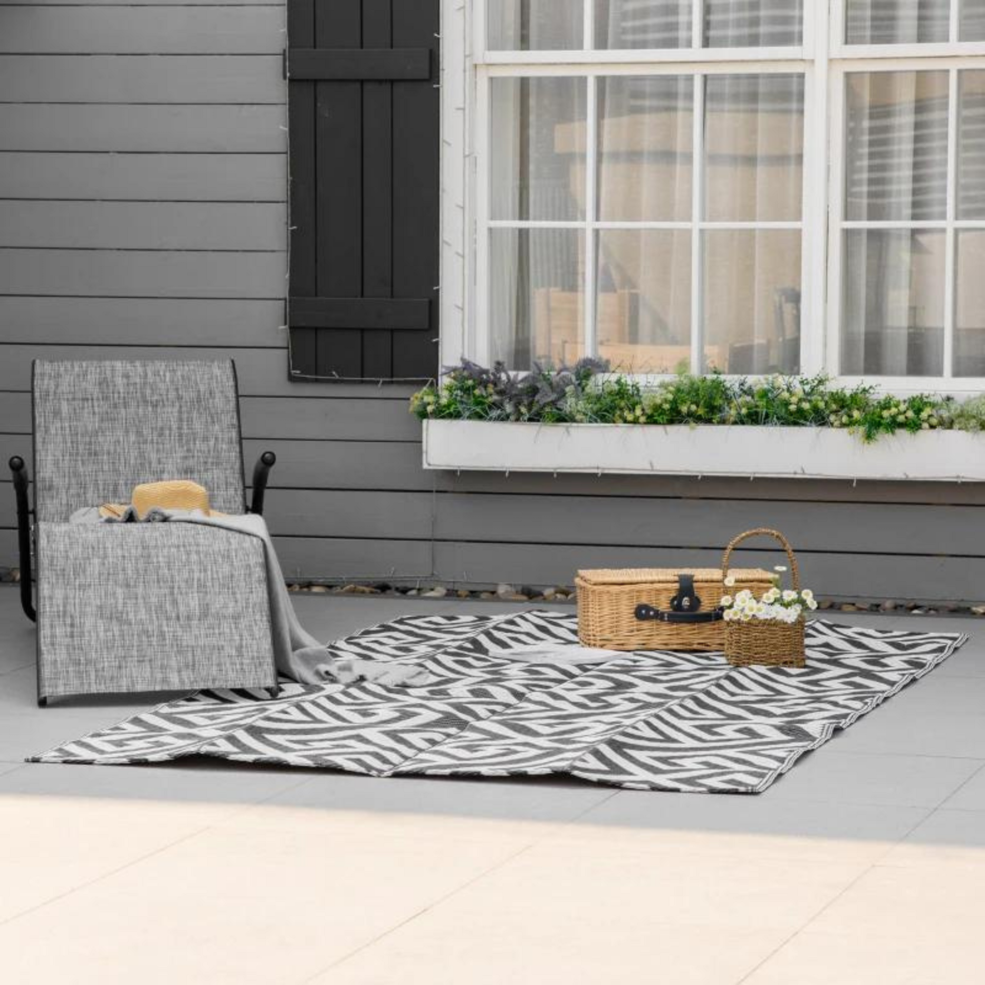 Weerbestendig buitenkleed 152x243 cm voor terras of tuin zwart-wit