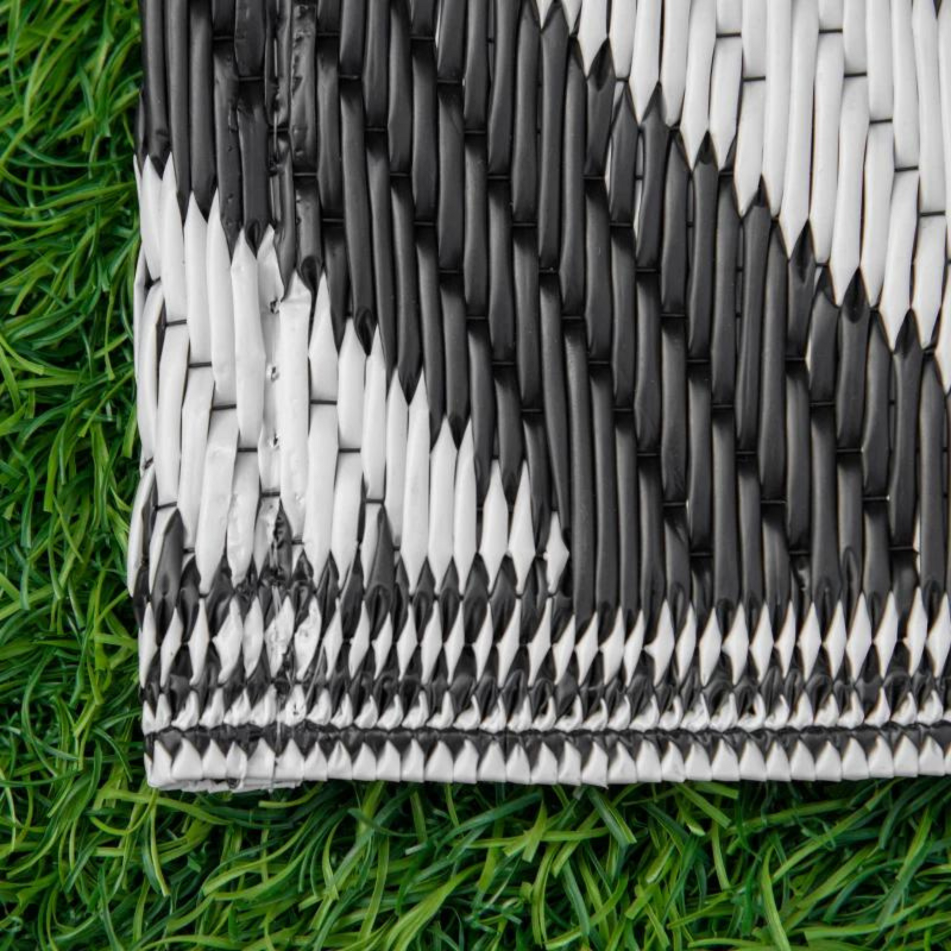 Weerbestendig buitenkleed 152x243 cm voor terras of tuin zwart-wit