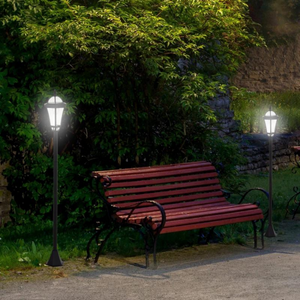 Tuinlantaarn op zonne-energie Ø18,5x129 cm met LED verlichting langs tuinpad bij houten bankje in avondtuin