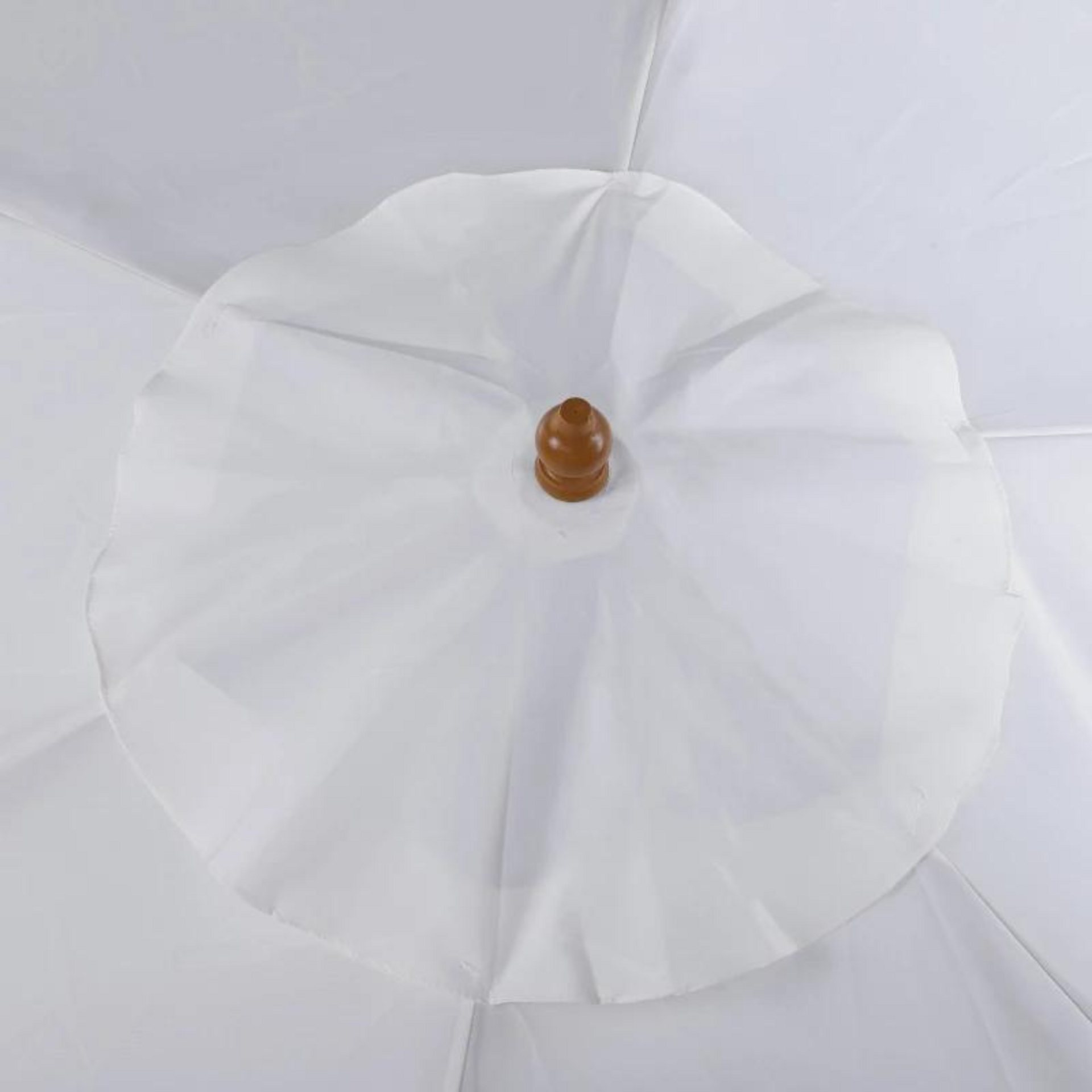 Witte bamboe parasol 2,5x2,3 m met tropische look en stevig doek