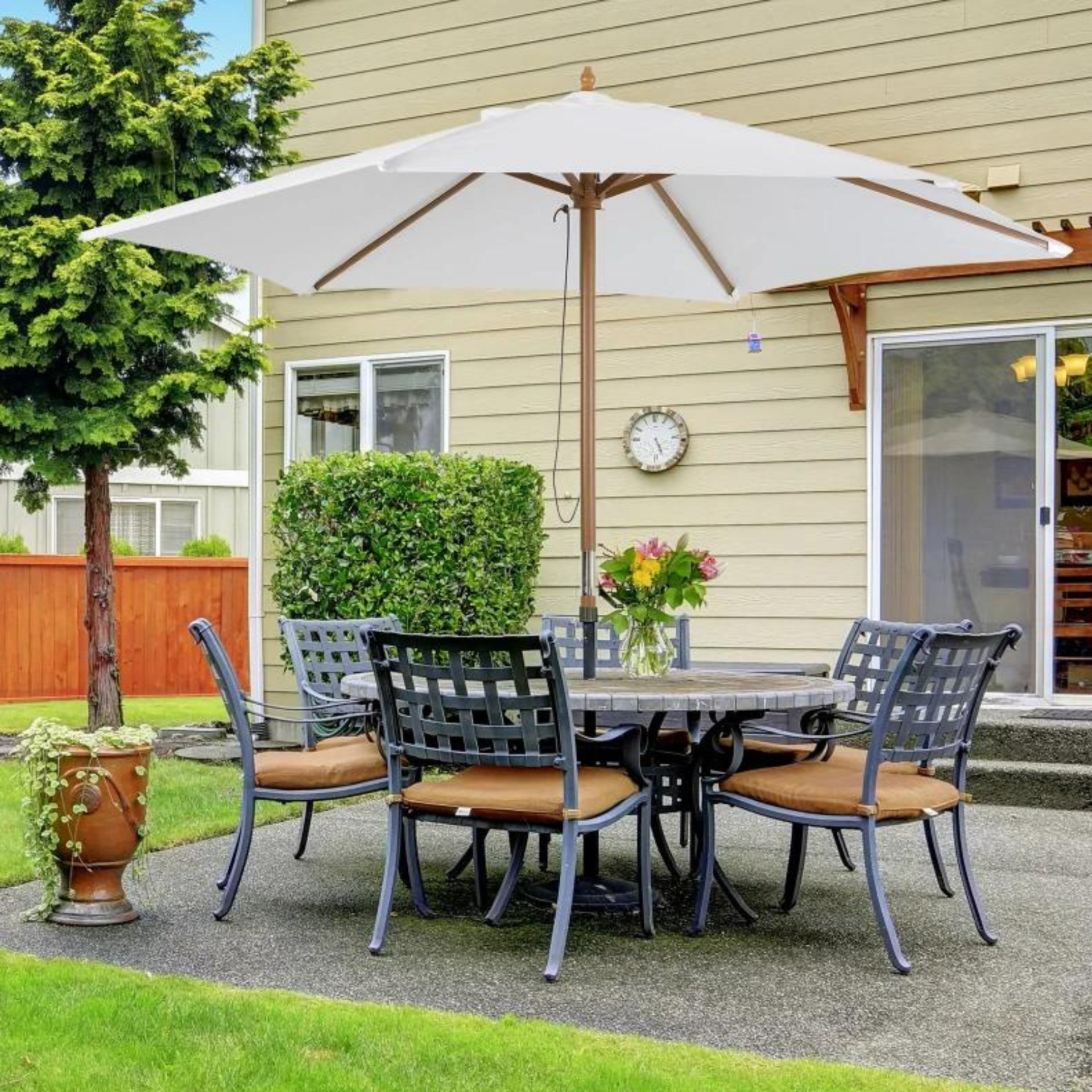 Witte bamboe parasol 2,5x2,3 m met tropische look en stevig doek