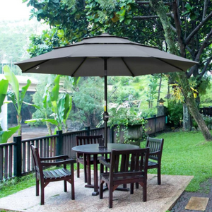 Donkergrijze parasol Ø2,6 m met handslinger en stevig stalen frame voor schaduw en ventilatie in de tuin
