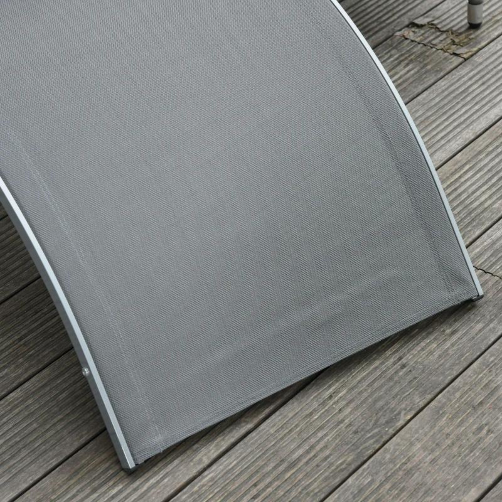 Comfortabel grijs ligbed 160x60x65 cm met vaste rug en armleuninge