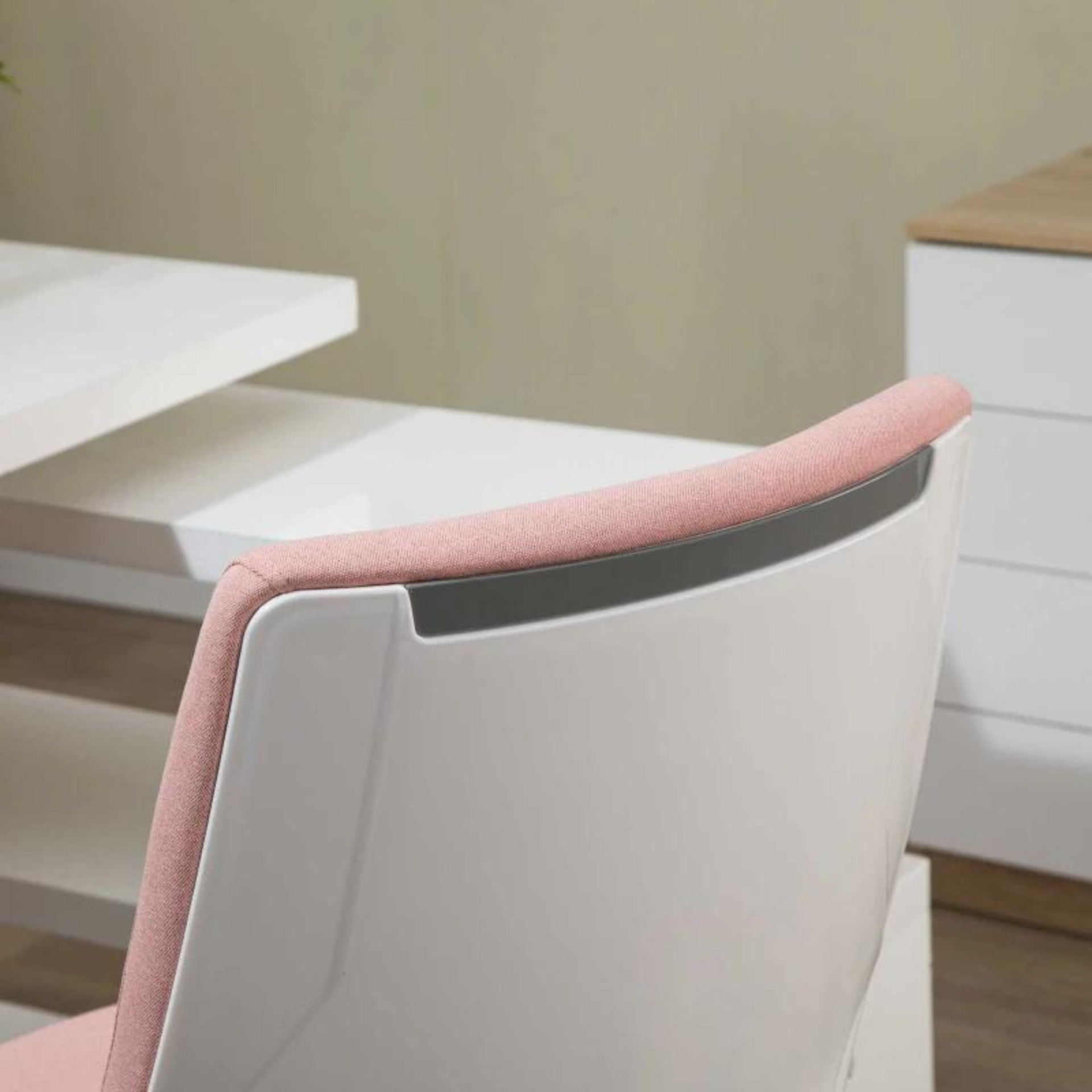 Ergonomische bureaustoel roze-wit met verstelbare rug en zithoogte