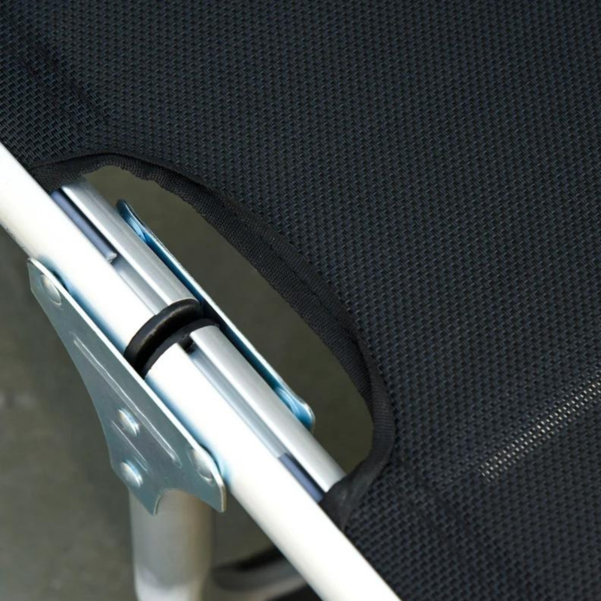 Zwart ligbed met verstelbare rugleuning en comfortabel ligkussen