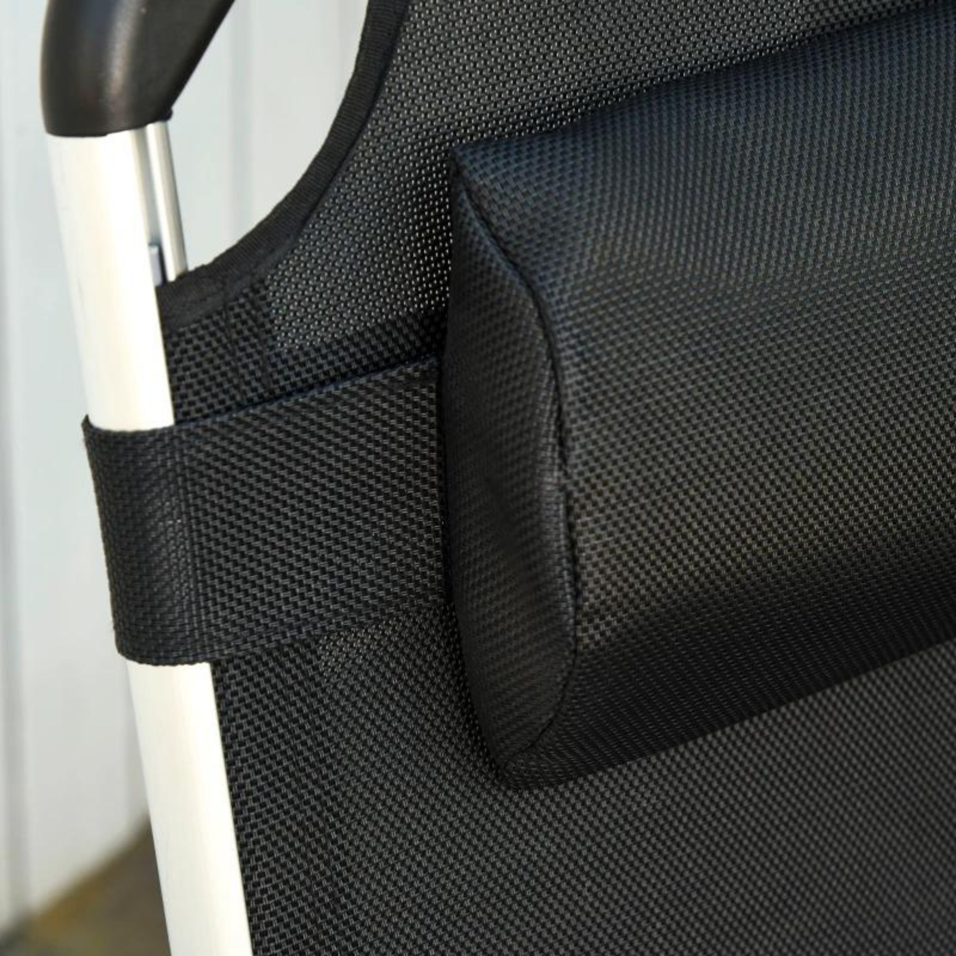 Zwart ligbed met verstelbare rugleuning en comfortabel ligkussen