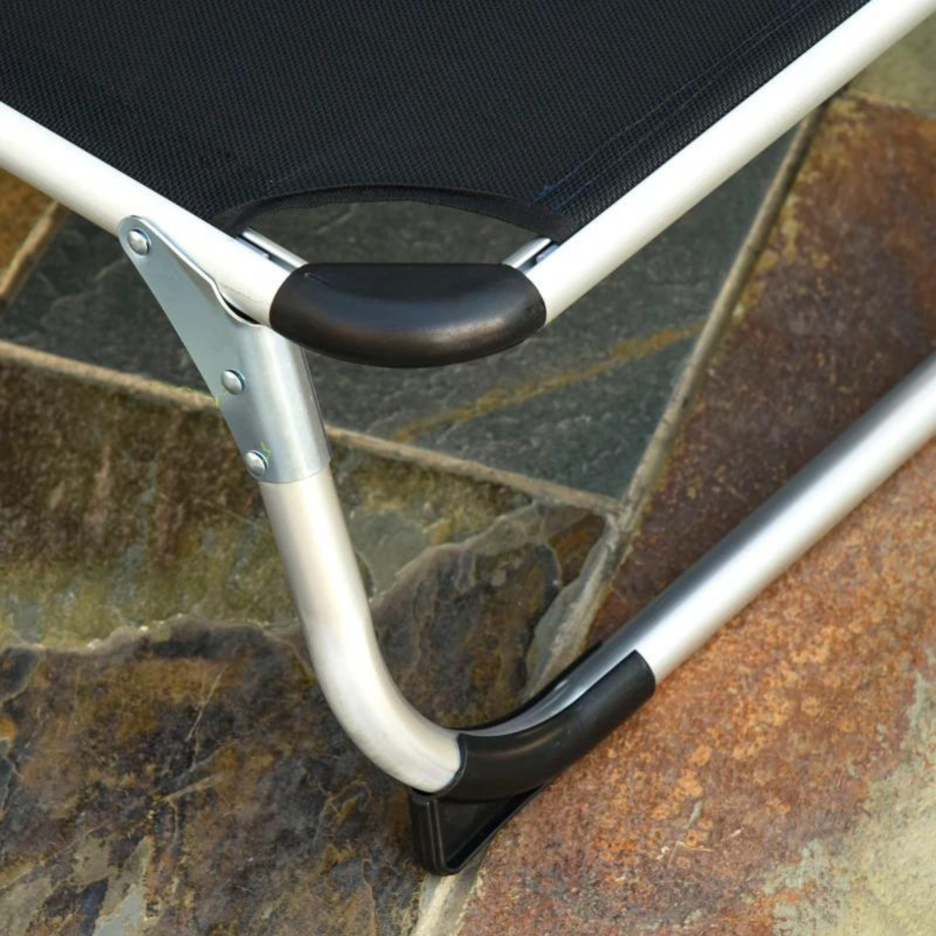 Zwart ligbed met verstelbare rugleuning en comfortabel ligkussen