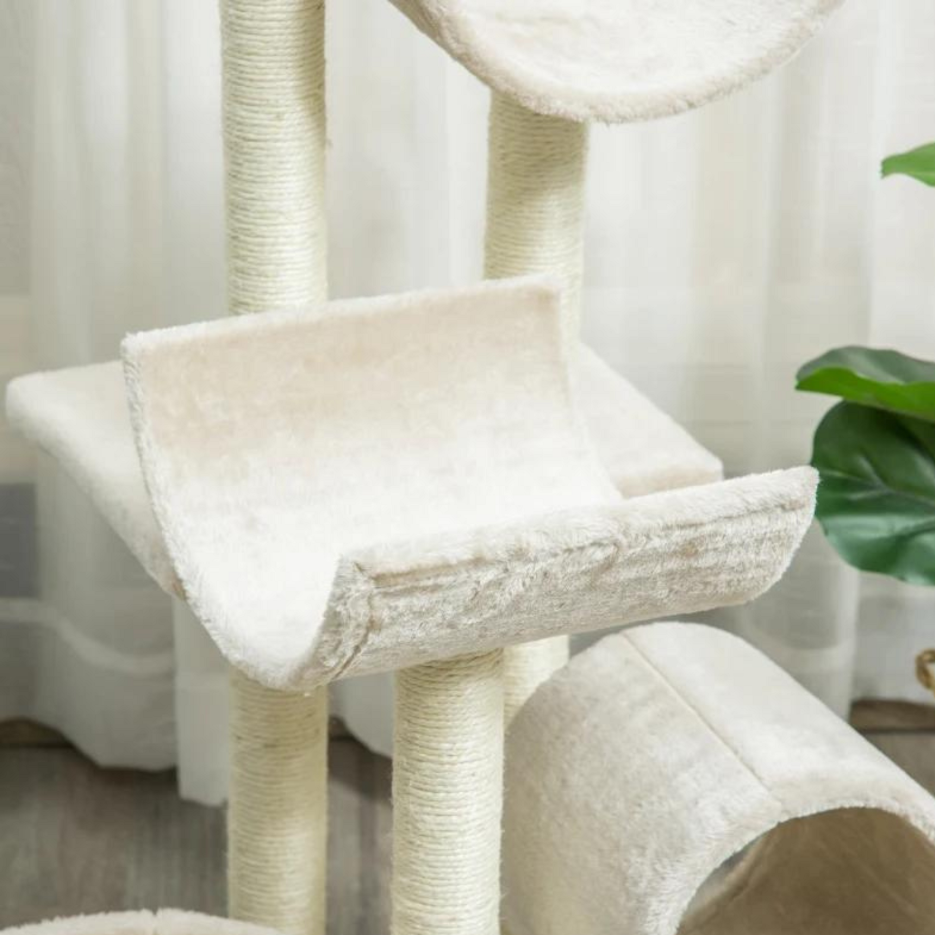 Beige kattenkrabpaal met kattenhuis, sisalpalen en speelplezier
